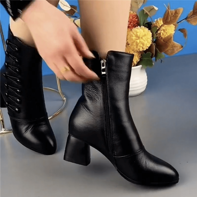 Warme Lederstiefel mit seitlichem Knopf